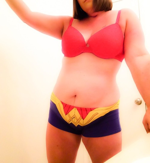 vanillaraisins:Wonder Woman selfies of the day 6/9LOVE!