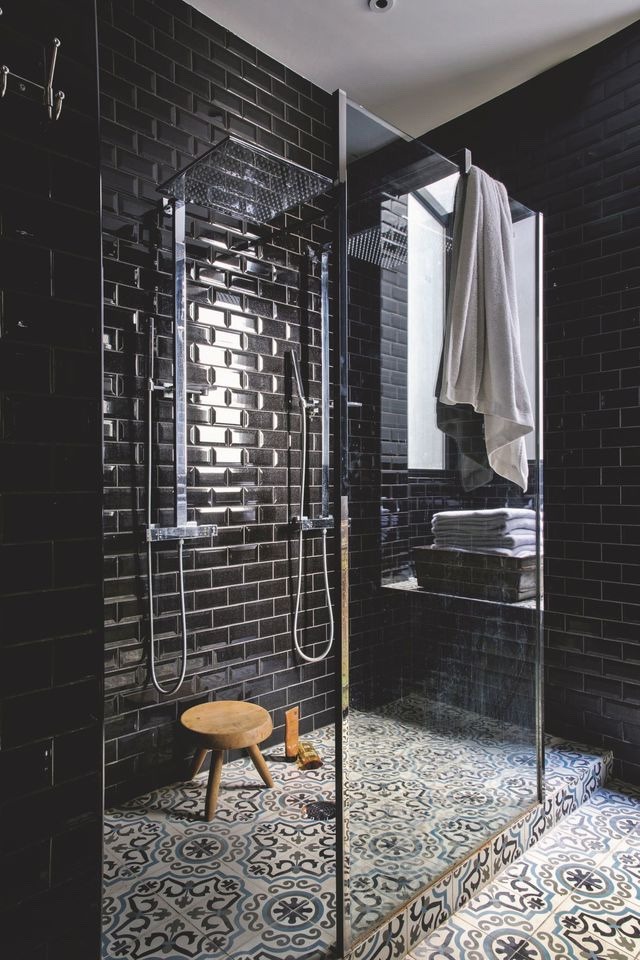 zwarte badkamer