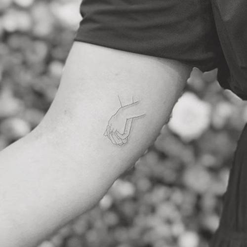 Woodcut style thread holding hands tattoo  Oberschenkel tattoo Hand  tattoos Minimalistische tätowierungen