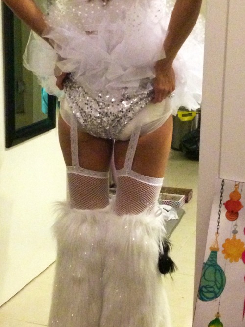 diaperbabe:Happy New Year everyone!! Raving in my diaper...