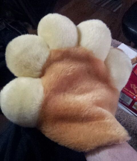 Finally picking the lion back up, working on some puffy PAWS.