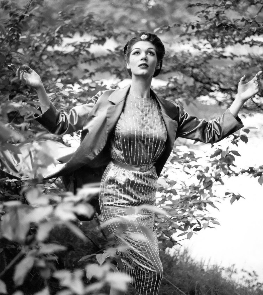 soleil du matin — Simone D’Aillencourt for Vogue, 1957.