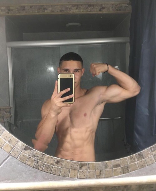 erikforyou:Muscular latin boyz 