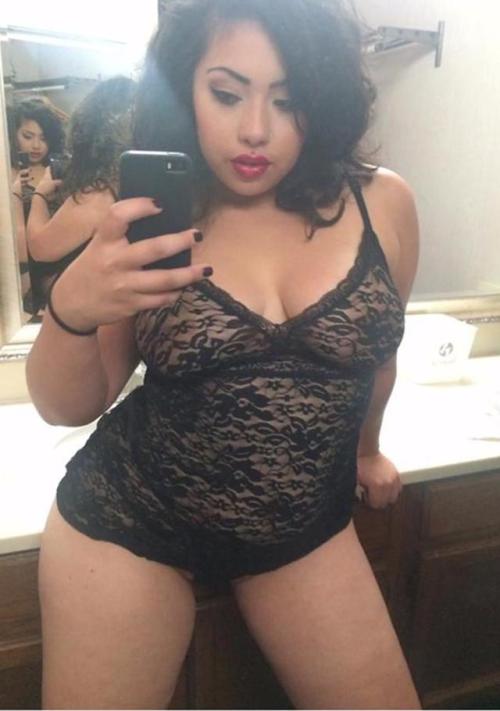 johnnyplex:Sexy Curvy Latina