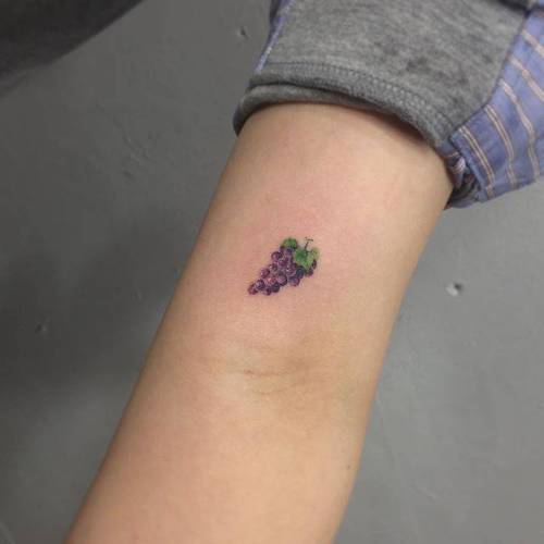 By Muha Lee, done in Goyang. http://ttoo.co/p/99069 small;vegan;bicep;micro;grape;tiny;food;ifttt;little;nature;muha;fruit;illustrative