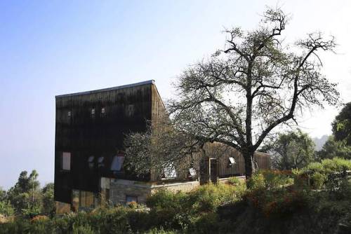 jeroenapers:Een houten huis in de Himalaya’s naar ontwerp van...