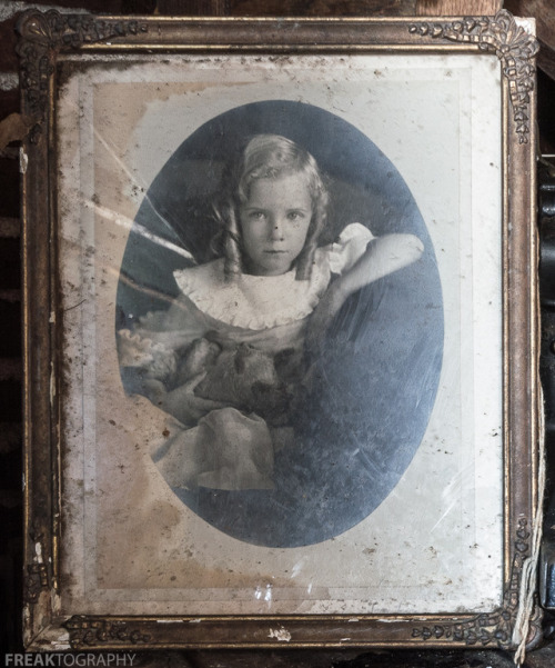 beautyofabandonedplaces:Vintage portrait of a little girl I...