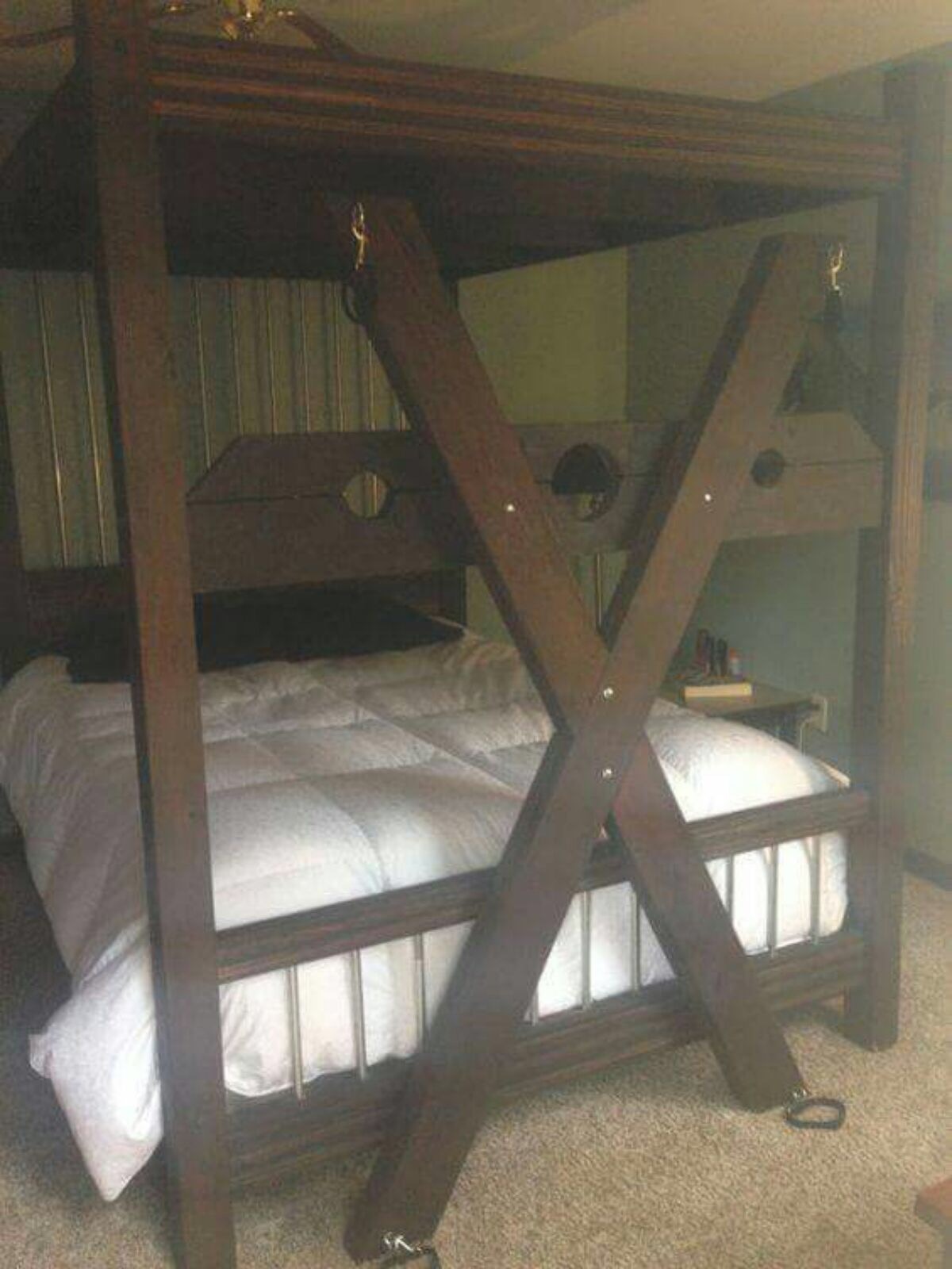 Деревянная кровать для бдсм