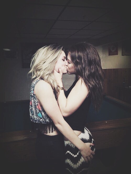 Лесбиянки целуются и трахаются на улице