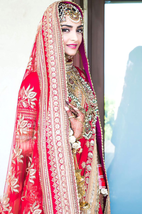 rani-padmavati:Sonam Kapoor in Anuradha Vaki for her Wedding...