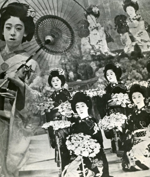 Fotomontaż Naniwa Odori 1942 (autor: Blue Ruin1) „Bez tytułu zdjęcie prasowe z 1942 roku. Ich kostiumy i fryzury najbardziej przypominają te z Osaka geiko (gejszy) wykonującego Naniwa odori, publiczne tańce w dzielnicy gejszy Shinmachi.  ”
