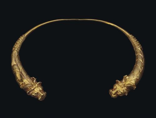 gemma-antiqua:Scythian gold torque, dating to the 4th century...