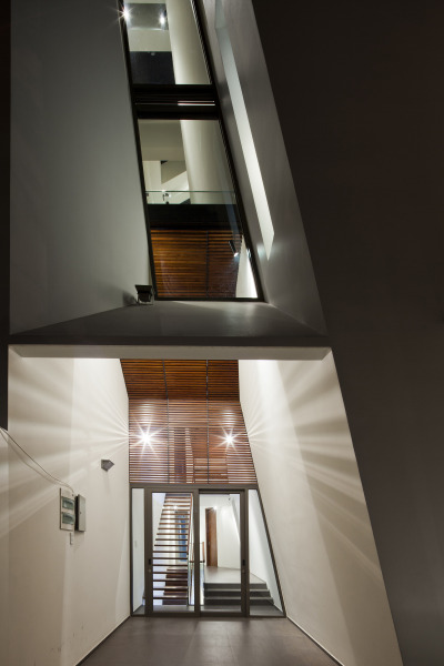 Folding Wall House / NHA DAN ARCHITECT