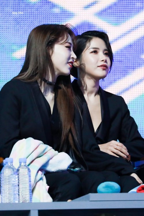 fy-yongsun:190105 Solar & Moonbyul @ 2019 Golden Disk Awards...