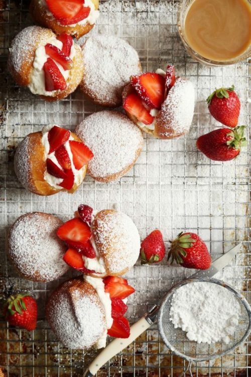 sweetoothgirl:Strawberries and Cream Doughnuts