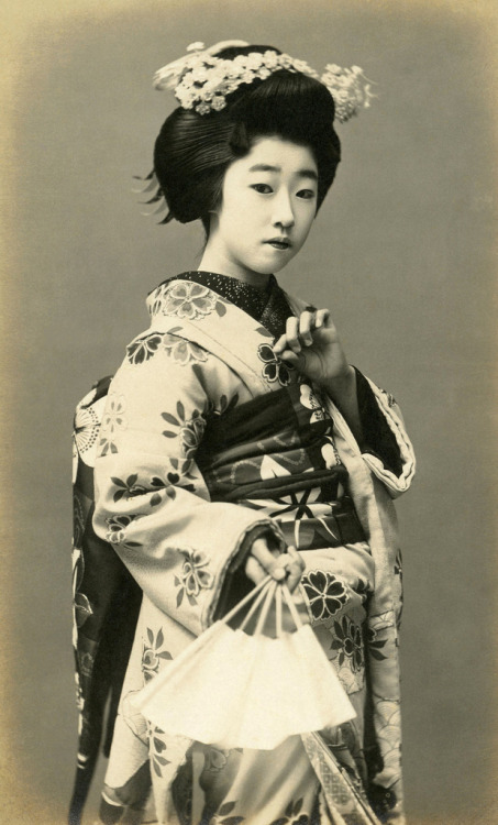 Ashibe Odori 1910s (autor: Blue Ruin1) „Maiko (ucznia gejsza) Yachiyo II z Osaki, ubrana dla Ashibe Odori, publicznych tańców Nanchi Gokagai (pięć okręgów gejszy na południu), które po raz pierwszy wykonano w listopadzie 1888 r. Geiko. ..