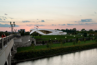 National Veterans Memorial and Museum / Allied Worksph: Jeremy Bittermann