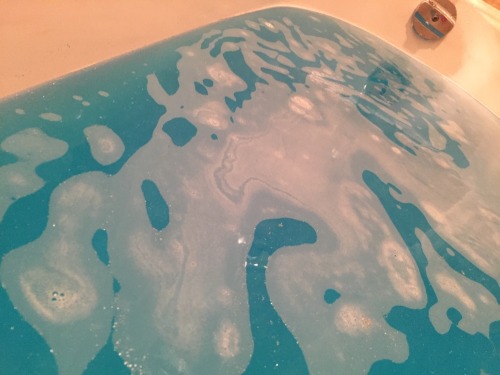 lush-canada:Frozen bath bomb