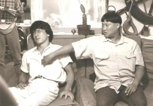 the36thbloggerofshaolin:Sammo Hung annoying Jackie on the set...