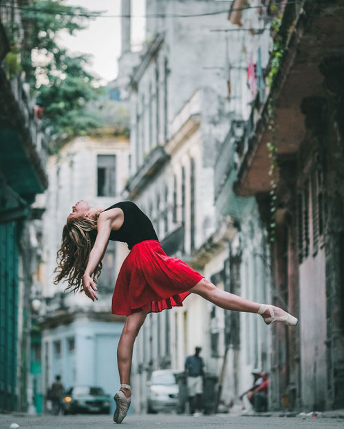 boredpanda:Ballet Dancers Practicing On The Streets Of...