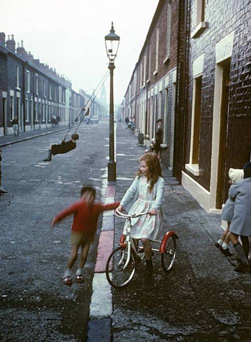 furtho:Brian Seed’s street scene, Belfast, 1962 (via here)