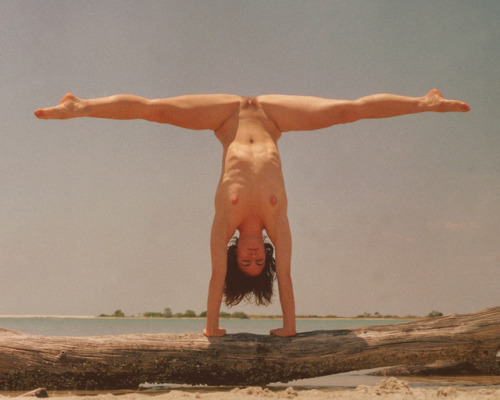 gnubeauty:Split in Handstand© norm la coe photography