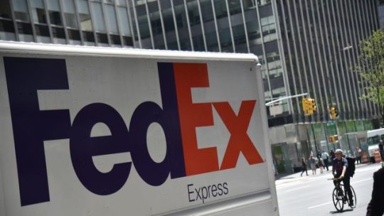 azrael-shadows: cloudfreed:   memes–memes:  virtua92:  thats-tea:    Racist man throws punches at FedEx driver, driver punches back Kills him in One Punch. | That’s Tea A white man was throwing racial slurs at a Black FedEx Driver. He started Punching
