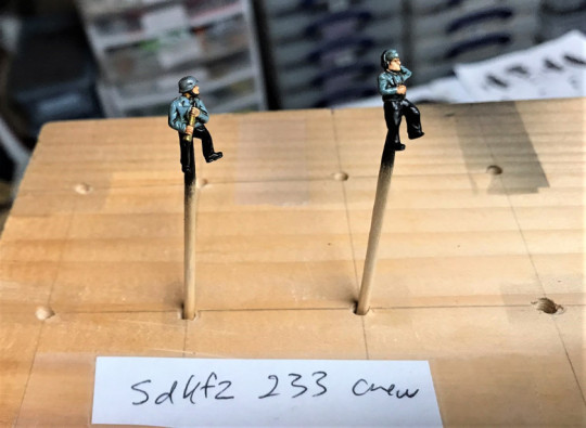 2 crew SdKfz 233 painted