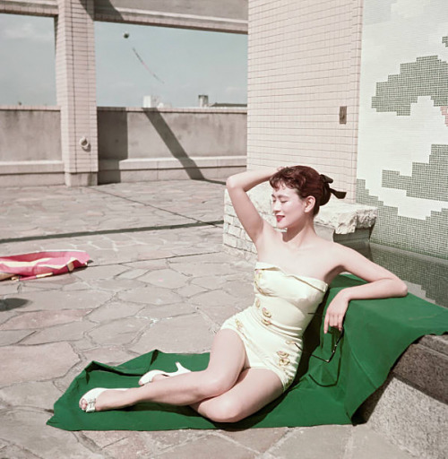 s-h-o-w-a:Japanese actress Mie Kitahara posing in a swimsuit...