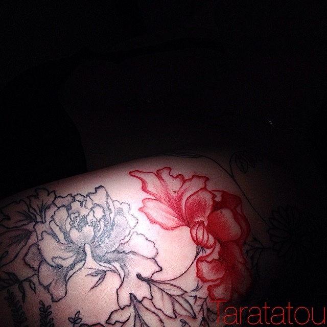 Taratatou Tattoo Tatouage Pivoine Rouge Et Noir Inked