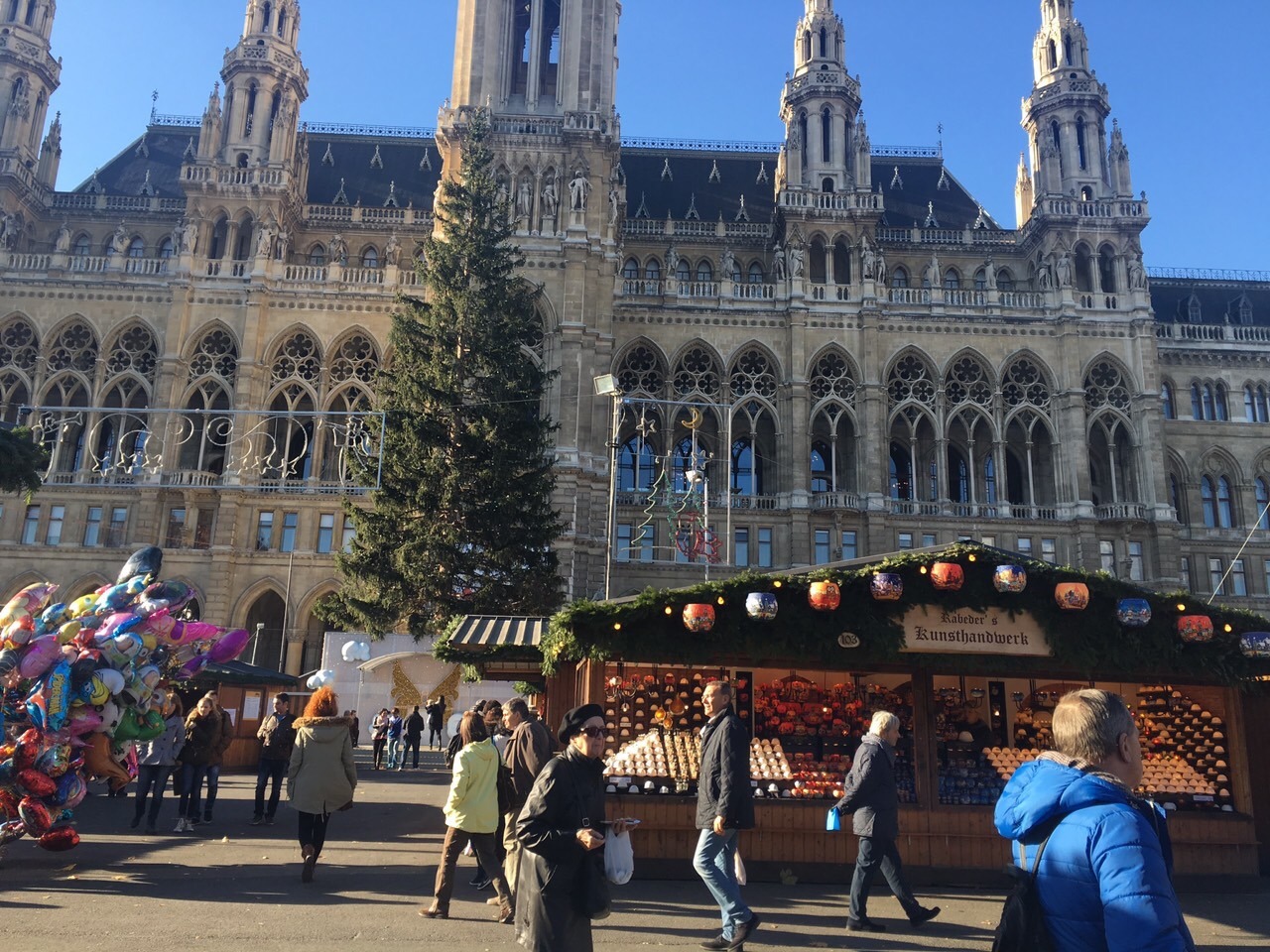 ウィーンのクリスマスマーケット街並み
