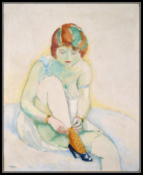  Kees van Dongen - Jeune femme ajustant sa chaussure 