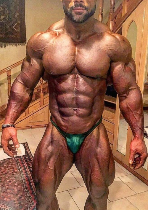 fyremuscle:Big Galaltakes my breath away cumpletely !