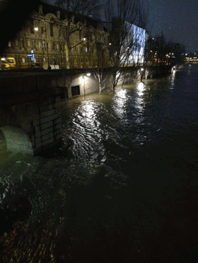 Le roman se déroule lors de la crue de la Seine. The novel takes place during the Seine River flood.