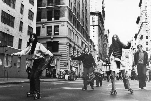 historicaltimes:New Yorkers roller skate to work on the first...