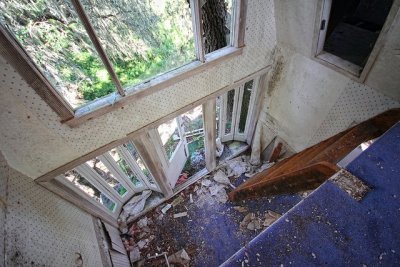 heatherwpetty:<br /><br />bethrevis:<br /><br /><br />An abandoned Victorian tree house somewhere in South Florida<br /><br />I want, so much, to write a book in this house.<br /><br />Me tooooooo<br />