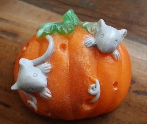 sosuperawesome:Halloween and Fall SoapsThe Charming Frog on...