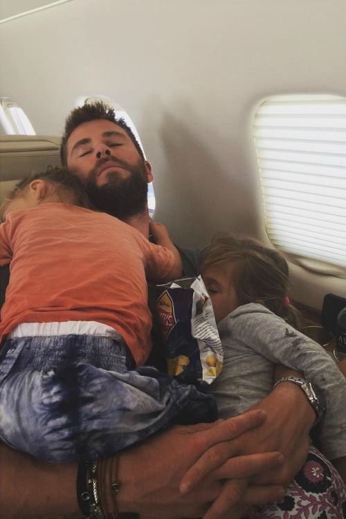 hookedonhemsworth:Every child deserves a devoted dad like Chris...