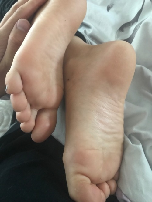 Love to lick and kiss feet