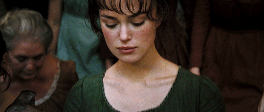 Cena do filme Orgulho e Preconceito de 2009 Darcy vendo Elizabeth pela primeira vez