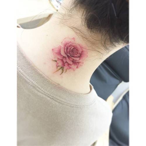 Tatuaje de una rosa de estilo acuarela en la nuca. Artista tatuador Banul