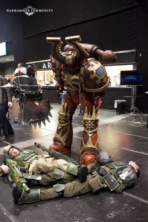 a-40k-author:Cosplayers at Warhammer Fest.