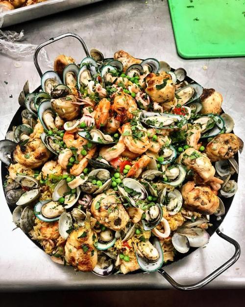 foodmyheart:[i made] A huge pan of seafood paella !!! With all...