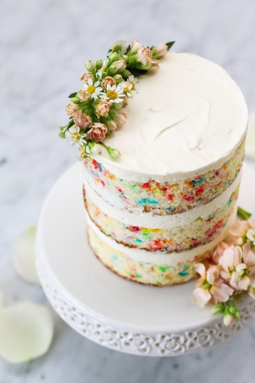 sweetoothgirl:Funfetti Cake with Whipped Cream Cheese...