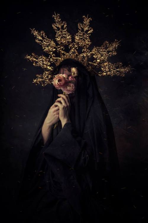 beautifulbizarremagazine:Discreet yet baroque: I love the...