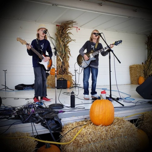 Live from the 2018 Scarecrow festival- 10 yr old twin duo Mirror...