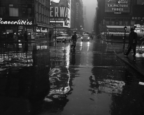 undr:Bettmann. 47th Street and Broadway. New York. 1955