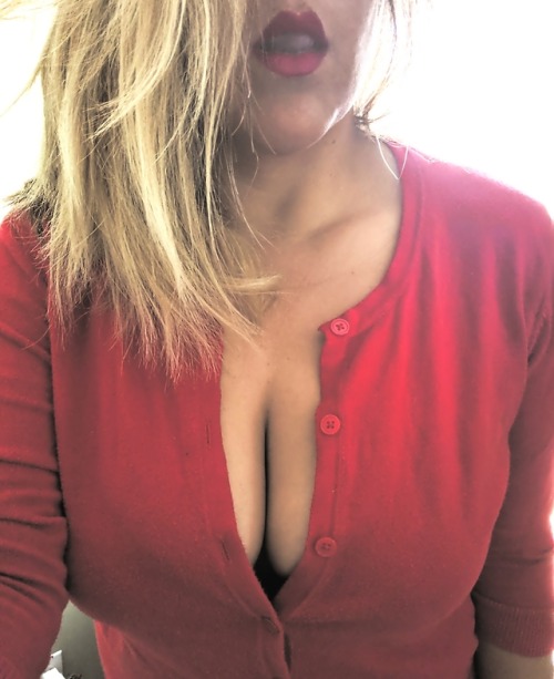 reginak27:cwkscleavagesundayblog:Happy Cleavage Sunday...