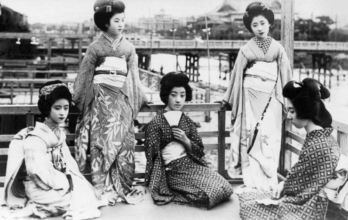 A Hot Summer Evening 1920s (by Blue Ruin1)
“ In 1917 there were eight hanamachi (geisha districts) in Kyoto:
Gion Kobu (Gion Grade A);
Gion Otsubu (Gion Grade B), later re-named Gion Higashi-Shinchi (Gion Eastern New Land);
Miyagawachō (Shrine River...