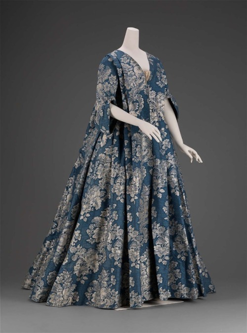 lookingbackatfashionhistory:
“• Dress and petticoat.
Date: ca. 1730
Place of origin: France
Medium: Silk lampas
”